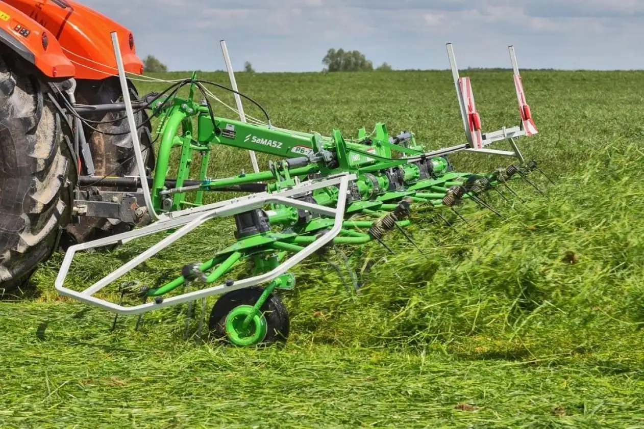 Przetrząsacz do trawy i siana firmy SaMASZ