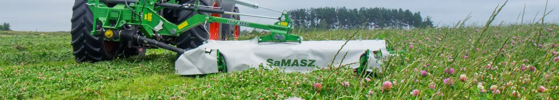 Tylna kosiarka dyskowa firmy Samasz model KT301 podczas koszenia trawy